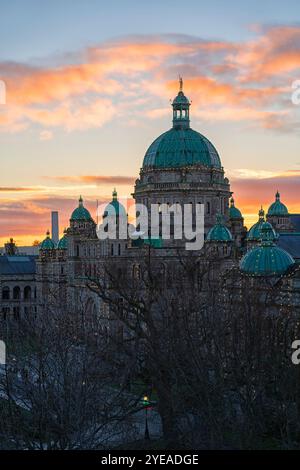 Lever du soleil sur les édifices du Parlement de la Colombie-Britannique à Victoria ; Victoria, Île de Vancouver, Colombie-Britannique, Canada Banque D'Images
