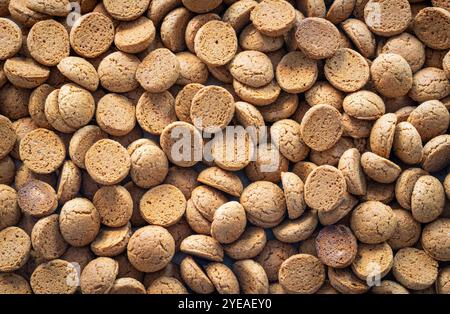 Pile de Kruidnoten remplissant tout le cadre, fond de biscuits hollandais traditionnellement associés à Sinterklaas Banque D'Images