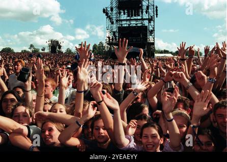 250,000 regarder la foule Liam Gallagher et Noel Gallagher jouer en direct sur scène avec Oasis à Knebworth, août 1996 Banque D'Images