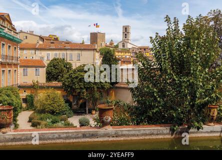 Vue d'ensemble de la vieille ville de Grasse dans les Alpes-Maritimes, avec la cathédrale romane de Grasse du XIIe siècle (aujourd'hui l'église notre-Dame-du-Puy)... Banque D'Images