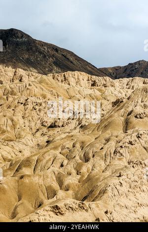 Paysage accidenté ressemblant à la surface de la lune dans 'Moon Land' Lamayuru dans le Ladakh, Inde ; Lamayuru, Ladakh, Inde Banque D'Images