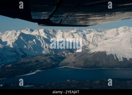 Voyager en avion dans le sud-est de l'Alaska avec des vues spectaculaires sur les sommets de montagne enneigés le long de Favorite Channel, au nord-ouest de Juneau Banque D'Images