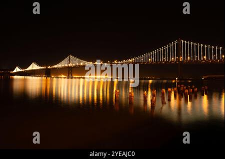 Vue imprenable sur le côté ouest du Bay Bridge illuminé la nuit ; San Francisco, Californie, États-Unis d'Amérique Banque D'Images