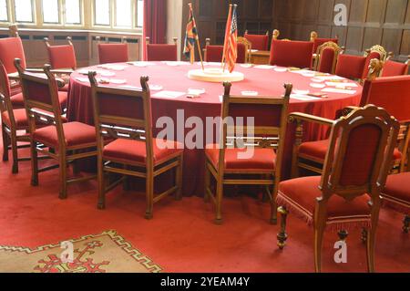 Potsdam, Allemagne - 29 octobre 2024 - la table de conférence de la Conférence de Potsdam 1945 au Palais Cecilienhof. (Photo de Markku Rainer Peltonen) Banque D'Images