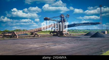 Chargement de la machine de convoyeur de minerai de fer sur fond bleu de ciel dans l'industrie sidérurgique, Royaume-Uni Banque D'Images