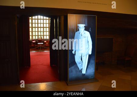 Potsdam, Allemagne - 29 octobre 2024 - la table de conférence de la Conférence de Potsdam 1945 au Palais Cecilienhof. (Photo de Markku Rainer Peltonen) Banque D'Images