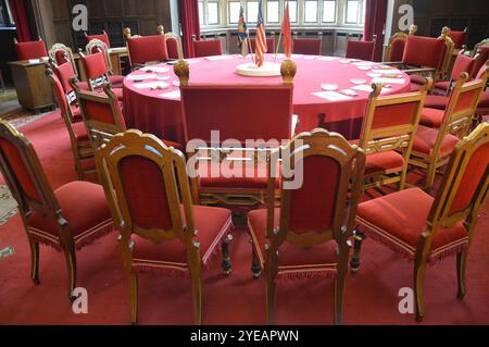 Potsdam, Allemagne - 29 octobre 2024 - la table de conférence de la Conférence de Potsdam 1945 au Palais Cecilienhof. (Photo de Markku Rainer Peltonen) Banque D'Images