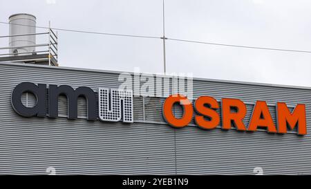 Unternehmen in Regensburg Nahaufnahme des Firmenlogos der Osram Opto Semiconductors GmbH, einem Werk der Ams Osram AG, auf der Metallfassade des Standorts in Regensburg. DAS logo Ams osram ist in schwarzen und orangefarbenen Buchstaben angebracht und hebt sich vom grauen Hintergrund ab. Regensburg Burgweinting - Harting Bayern Deutschland *** entreprise à Ratisbonne vue rapprochée du logo de la société Osram Opto Semiconductors GmbH, une usine de la société AMS Osram AG, sur la façade métallique du site de Ratisbonne le logo AMS OSRAM est affiché en lettres noires et oranges et se détache sur le fond gris Banque D'Images