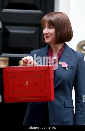 Londres., Royaume-Uni. 30 octobre 2024. Rachel Reeves, chancelière britannique de l'Échiquier, pose pour des photos devant le 11 Downing Street avant de présenter son budget au parlement à Londres. (Photo de Fred Duval/SOPA images/SIPA USA) crédit : SIPA USA/Alamy Live News Banque D'Images