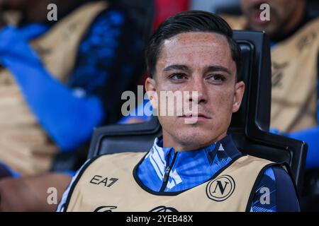 Giacomo Raspadori de la SSC Napoli regarde pendant la Serie A 2024/25 le match de football entre l'AC Milan et la SSC Napoli au stade San Siro. Score final ; Milan 0 : 2 Napoli. Banque D'Images