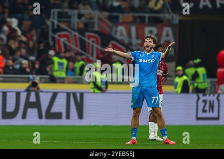 Khvicha Kvaratskhelia de la SSC Napoli célèbre après avoir marqué un but lors du match de football de Serie A 2024/25 entre l'AC Milan et la SSC Napoli au stade San Siro. Score final ; Milan 0 : 2 Napoli. Banque D'Images