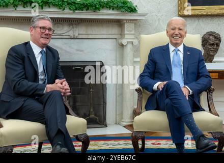 KEIR STARMER, premier ministre britannique à gauche avec le président américain Joe Biden dans le bureau ovale, 10 juillet 2024. Photo : la Maison Blanche Banque D'Images