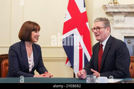 KEIR STARMER comme premier ministre travailliste avec la chancelière de l'Échiquier Rachel Reeves au Cabinet Office au 10 Downing Street le 5 juillet 2024. Photo : Simon Dawson/ No 10 Downing Street Banque D'Images