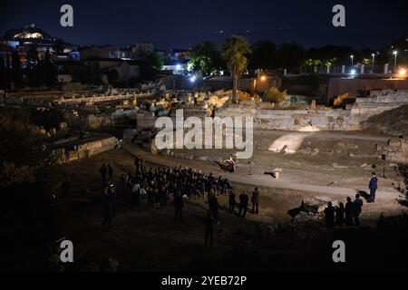 Athen, Grèce. 30 octobre 2024. Le président fédéral Frank-Walter Steinmeier et son épouse Elke Büdenbender assistent à un concert du violoncelliste Tanja Tetzlaff sur le site archéologique de Kerameikos. Le Kerameikos est l'un des sites archéologiques les plus importants d'Athènes. Crédit : Bernd von Jutrczenka/dpa/Alamy Live News Banque D'Images