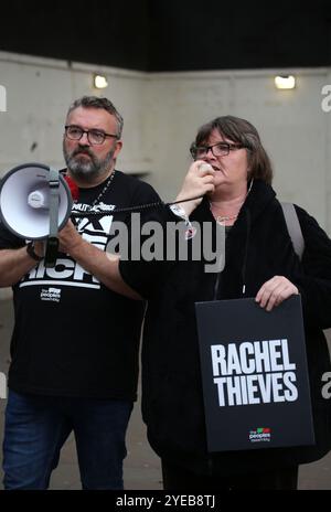 Londres, Angleterre, Royaume-Uni. 30 octobre 2024. Un manifestant raconte comment les handicapés vont souffrir après le premier budget de RACHEL REEVES pendant la manifestation. Les manifestants soutenant L'Assemblée du peuple donnent leur réponse au premier budget de RACHEL REEVES en manifestant en face de Downing Street. Ils appellent à la fin de l'austérité et à ''˜taxer les riches' et ne pas presser les pauvres. (Crédit image : © Martin Pope/ZUMA Press Wire) USAGE ÉDITORIAL SEULEMENT! Non destiné à UN USAGE commercial ! Banque D'Images