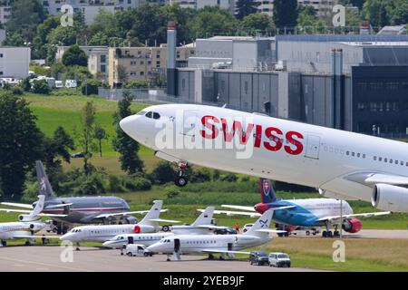 Ein Passagierflugzeug der Schweizer Fluggesellschaft Swiss vom Typ Airbus A340-313 startet vom Flughafen Zürich. IM Hintergrund geparkte VIP-Flugzeuge und Regierungsflieger. Flugbetrieb auf dem Flughafen Zürich-Kloten ZRH. Zürich Kanton Zürich Schweiz *** un Airbus A340 313 de la compagnie aérienne suisse Swiss décolle de l'aéroport de Zurich des avions VIP et des avions gouvernementaux stationnés en arrière-plan vols à l'aéroport de Zurich Kloten ZRH Zurich Canton de Zurich Suisse Banque D'Images