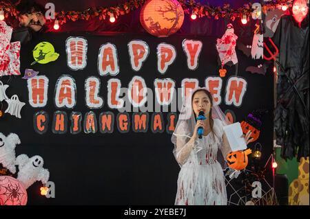 Chiang mai, Thaïlande. 30 octobre 2024. Membres du personnel du zoo de Chiang mai vêtus de costumes fantômes pendant le festival d'Halloween au zoo de Chiang mai. Le zoo de Chiang mai célèbre Halloween en décorant les jardins avec des thèmes festifs. Les membres du personnel s'habillent en costumes pour rehausser l'atmosphère effrayante, et des spots photo sont mis en place pour que les touristes capturent des souvenirs de vacances et encouragent le tourisme pendant la saison d'Halloween. Crédit : SOPA images Limited/Alamy Live News Banque D'Images