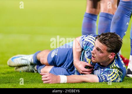 Rotterdam, pays-Bas. 30 octobre 2024. ROTTERDAM, PAYS-BAS - OCTOBRE 30 : Kenneth Taylor de l'AFC Ajax est allongé sur le terrain tout en formant un mur lors du match néerlandais Eredivisie entre Feyenoord et Ajax au Stadion Feijenoord le 30 octobre 2024 à Rotterdam, pays-Bas. (Photo de Joris Verwijst/Orange Pictures) crédit : Orange pics BV/Alamy Live News Banque D'Images