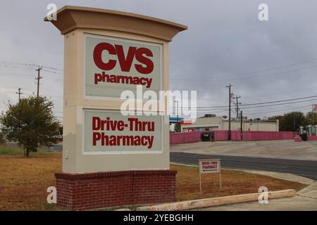 San Antonio, États-Unis. 30 octobre 2024. Signalisation extérieure à l'extérieur d'une pharmacie CVS à San Antonio, Texas, États-Unis, le 30 octobre 2024. CVS a plus d'emplacements que toute autre chaîne de pharmacies aux États-Unis et a été fondée en 1963. (Photo de Carlos Kosienski/Sipa USA) crédit : Sipa USA/Alamy Live News Banque D'Images