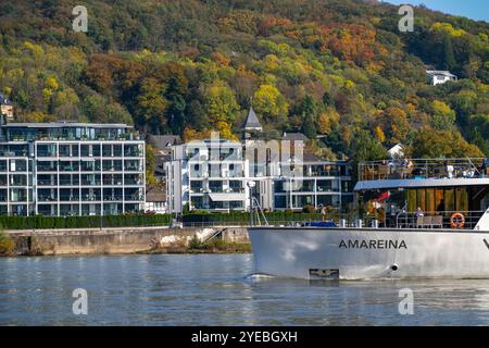 Immeubles résidentiels, complexe résidentiel moderne directement sur le Rhin, en contrebas de la Drachenfels, Siebengebirge, Bad Honnef Rhöndorf, promenade du Rhin, r Banque D'Images