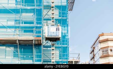 Povoa de Varzim, Porto, Portugal - 22 octobre 2020 : échafaudage pleine hauteur d'un bâtiment en bord de mer en rénovation un jour d'automne Banque D'Images