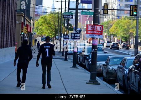 Philadelphie, États non liés. 30 octobre 2024. Des affiches le long de North Broad Street appellent à voter tôt dans la section nord de Philadelphie, PA, le 30 octobre 2024. (Photo de Bastiaan Slabbers/Sipa USA) crédit : Sipa USA/Alamy Live News Banque D'Images
