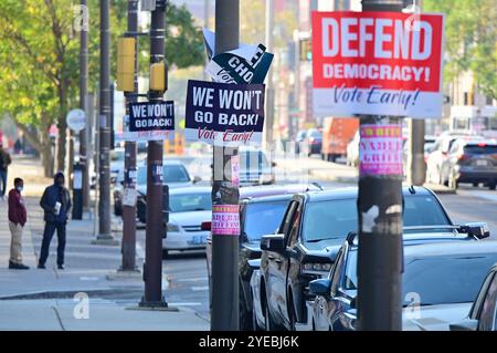 Philadelphie, États non liés. 30 octobre 2024. Des affiches le long de North Broad Street appellent à voter tôt dans la section nord de Philadelphie, PA, le 30 octobre 2024. (Photo de Bastiaan Slabbers/Sipa USA) crédit : Sipa USA/Alamy Live News Banque D'Images