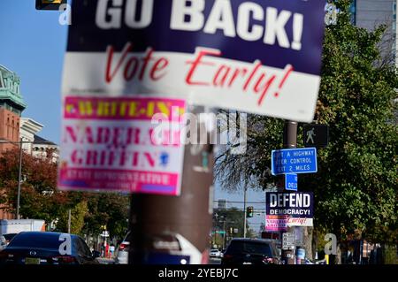 Philadelphie, États non liés. 30 octobre 2024. Des affiches le long de North Broad Street appellent à voter tôt dans la section nord de Philadelphie, PA, le 30 octobre 2024. (Photo de Bastiaan Slabbers/Sipa USA) crédit : Sipa USA/Alamy Live News Banque D'Images
