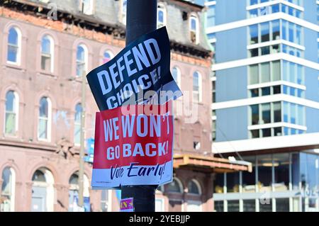 Philadelphie, États non liés. 30 octobre 2024. Des affiches le long de North Broad Street appellent à voter tôt dans la section nord de Philadelphie, PA, le 30 octobre 2024. (Photo de Bastiaan Slabbers/Sipa USA) crédit : Sipa USA/Alamy Live News Banque D'Images