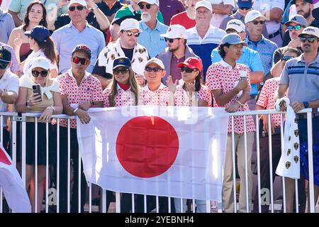 Montréal, Québec, Canada. 29 septembre 2024. Les partisans tiennent le drapeau du Japon sur le premier tee lors de la dernière ronde de la Coupe des Présidents 2024 au Royal Montreal Golf Club. (Crédit image : © Debby Wong/ZUMA Press Wire) USAGE ÉDITORIAL SEULEMENT! Non destiné à UN USAGE commercial ! Banque D'Images