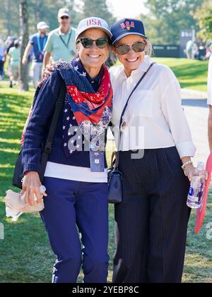 Montréal, Québec, Canada. 29 septembre 2024. Diane Scheffler (G) et Meredith Scheffler posent pour une photo lors de la dernière ronde de la Coupe des Présidents 2024 au Club de Golf Royal Montréal. (Crédit image : © Debby Wong/ZUMA Press Wire) USAGE ÉDITORIAL SEULEMENT! Non destiné à UN USAGE commercial ! Banque D'Images