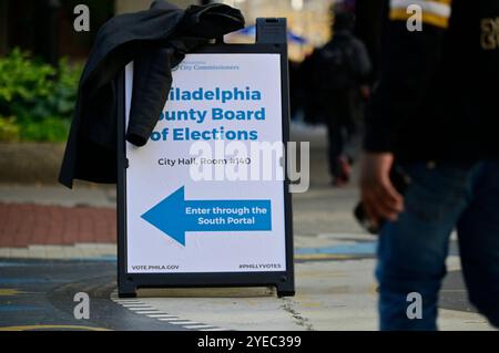 Philadelphie, États non liés. 30 octobre 2024. Le panneau dirige les gens vers le bureau de vote de l'hôtel de ville pour voter tôt à Philadelphie, PA le 30 octobre 2024. (Photo de Bastiaan Slabbers/Sipa USA) crédit : Sipa USA/Alamy Live News Banque D'Images