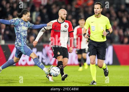 Rotterdam, pays-Bas. 30 octobre 2024. Rotterdam - Kian Fitz-Jim d'Ajax, Gernot Trauner de Feyenoord lors de la quatrième manche de la saison Eredivisie 2024/2025. Le match se déroule entre Feyenoord et Ajax au Stadion Feijenoord de Kuip le 30 octobre 2024 à Rotterdam, aux pays-Bas. Crédit : Box to Box Pictures/Alamy Live News Banque D'Images