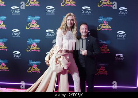 Hambourg, Allemagne. 30 octobre 2024. Bill Kaulitz (à gauche), chanteur du Tokio Hotel, et Howie Dorough, chanteur américain et membre du boys band Backstreet Boys, marchent sur le tapis rouge pour la première allemande de la comédie musicale de Broadway '& Juliet' au Stage Operettenhaus. Le jukebox musical raconte une nouvelle interprétation de la célèbre histoire d'amour de Shakespeare, Roméo et Juliette, dans laquelle Juliette ne meurt pas à la fin et commence une nouvelle vie. Crédit : Marcus Brandt/dpa/Alamy Live News Banque D'Images