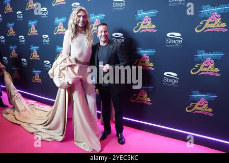 Hambourg, Allemagne. 30 octobre 2024. Bill Kaulitz (à gauche), chanteur du Tokio Hotel, et Howie Dorough, chanteur américain et membre du boys band Backstreet Boys, marchent sur le tapis rouge pour la première allemande de la comédie musicale de Broadway '& Juliet' au Stage Operettenhaus. Le jukebox musical raconte une nouvelle interprétation de la célèbre histoire d'amour de Shakespeare, Roméo et Juliette, dans laquelle Juliette ne meurt pas à la fin et commence une nouvelle vie. Crédit : Marcus Brandt/dpa/Alamy Live News Banque D'Images