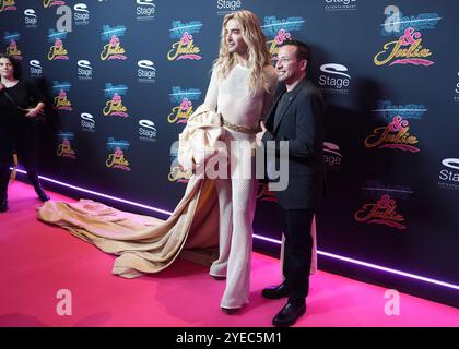 Hambourg, Allemagne. 30 octobre 2024. Bill Kaulitz (à gauche), chanteur du Tokio Hotel, et Howie Dorough, chanteur américain et membre du boys band Backstreet Boys, marchent sur le tapis rouge pour la première allemande de la comédie musicale de Broadway '& Juliet' au Stage Operettenhaus. Le jukebox musical raconte une nouvelle interprétation de la célèbre histoire d'amour de Shakespeare, Roméo et Juliette, dans laquelle Juliette ne meurt pas à la fin et commence une nouvelle vie. Crédit : Marcus Brandt/dpa/Alamy Live News Banque D'Images