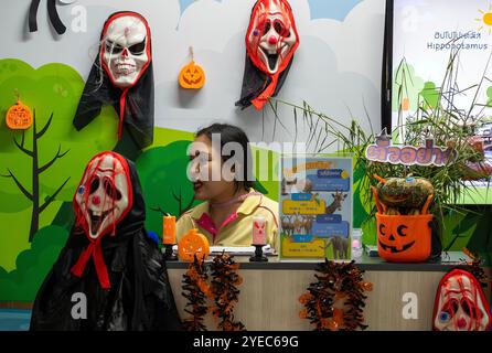 Chiang mai, Thaïlande. 30 octobre 2024. Membres du personnel du zoo de Chiang mai vêtus de costumes fantômes pendant le festival d'Halloween au zoo de Chiang mai. Le zoo de Chiang mai célèbre Halloween en décorant les jardins avec des thèmes festifs. Les membres du personnel s'habillent en costumes pour rehausser l'atmosphère effrayante, et des spots photo sont mis en place pour que les touristes capturent des souvenirs de vacances et encouragent le tourisme pendant la saison d'Halloween. (Photo de Pongmanat Tasiri/SOPA images/Sipa USA) crédit : Sipa USA/Alamy Live News Banque D'Images