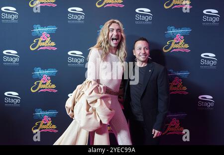 Hambourg, Allemagne. 30 octobre 2024. Bill Kaulitz (à gauche), chanteur du Tokio Hotel, et Howie Dorough, chanteur américain et membre du boys band Backstreet Boys, marchent sur le tapis rouge pour la première allemande de la comédie musicale de Broadway '& Juliet' au Stage Operettenhaus. Le jukebox musical raconte une nouvelle interprétation de la célèbre histoire d'amour de Shakespeare, Roméo et Juliette, dans laquelle Juliette ne meurt pas à la fin et commence une nouvelle vie. Crédit : Marcus Brandt/dpa/Alamy Live News Banque D'Images