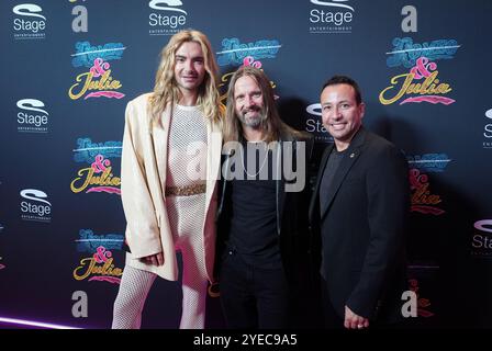 Hambourg, Allemagne. 30 octobre 2024. Bill Kaulitz (gauche-droite), chanteur de Tokio Hotel, Max Martin, producteur de musique et auteur-compositeur suédois, et Howie Dorough, chanteur américain et membre du boys band Backstreet Boys, marchent sur le tapis rouge pour la première allemande de la comédie musicale de Broadway '& Juliet' au Stage Operettenhaus. Le jukebox musical raconte une nouvelle interprétation de la célèbre histoire d'amour de Shakespeare, Roméo et Juliette, dans laquelle Juliette ne meurt pas à la fin et commence une nouvelle vie. Crédit : Marcus Brandt/dpa/Alamy Live News Banque D'Images