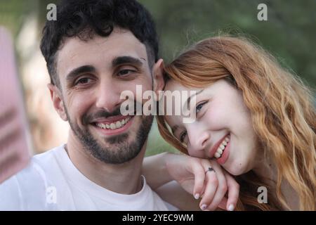 jeune couple interracial joyeux prenant selfie dans le parc le jour d'été Banque D'Images