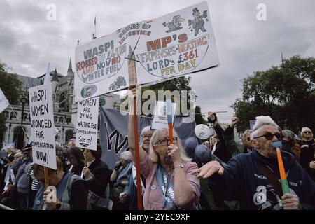 Londres, Royaume-Uni. 30 octobre 2024. La campagne femmes contre l'inégalité des pensions de l'État (WASPI) organise une manifestation sur la place du Parlement, demandant une juste indemnisation pour les femmes nées dans les années 1950 qui ont été touchées par les changements de l'âge de la retraite de l'État. Les manifestants affirment que le manque de préavis adéquat a fait face à des difficultés financières, appelant à la justice et à une action immédiate de la part du gouvernement. Crédit : Joao Daniel Pereira/Alamy Live News Banque D'Images