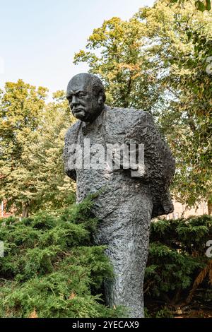 Halifax, Nouvelle-Écosse - 12 septembre 2024 : cette statue de Winston Churchill par Oscar Nemon s'appelle 'allons de l'avant ensemble' Banque D'Images