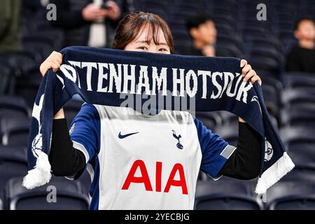 Tottenham Hotspur Stadium, Londres, Royaume-Uni. 30 octobre 2024. Carabao Cup dernier 16 Football, Tottenham Hotspur contre Manchester City ; le fan de Tottenham Hotspur montre son soutien crédit : action plus Sports/Alamy Live News Banque D'Images