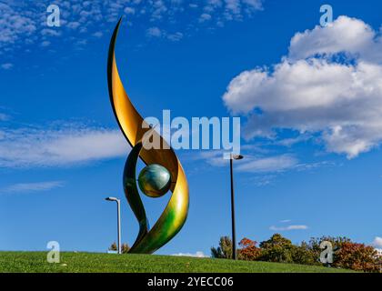 Manchester, New Hampshire - 9 octobre 2024 : sculpture 'vivace' de Jonathan et Evelyn Clowes devant la SNHU Arena. Banque D'Images