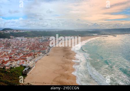 Panorama de la ville de Nazare et de la côte Atlantique vu de Sitio, le point culminant de la ville et le meilleur point de vue de la région. Au Portugal. Banque D'Images