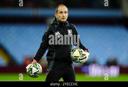 L'entraîneur du gardien de but de l'Aston Villa Francisco Javier Garcia lors du match de quatrième tour de la Coupe Carabao à Villa Park, Birmingham. Date de la photo : mercredi 30 octobre 2024. Banque D'Images