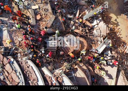 Villa Gesell, Argentine - 30 octobre 2024 : les opérations de recherche et de sauvetage se poursuivent sur le site de l'hôtel effondré de Villa Gesell, où les équipes de secours travaillent sans relâche pour localiser les survivants potentiels et récupérer les personnes touchées par l'incident. L’effondrement inattendu du bâtiment a mobilisé les services d’urgence de toute la région, les autorités exhortant à la prudence autour de la zone alors que des enquêtes sur la cause sont en cours. Photo : Salvador parente / UNAR photo Banque D'Images