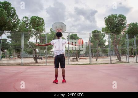 Joueur de basket-ball afro-américain à bras ouverts Banque D'Images