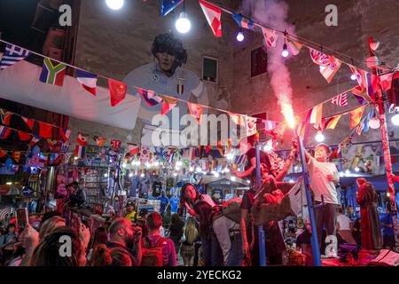 Naples, Italie. 30 octobre 2024. Aujourd'hui, pour les Napolitains, c'est l'anniversaire de Diego Armando Maradona à Naples. Les fans rendent hommage à Diego Armando Maradona en allumant des bombes fumigènes et en chantant des chants sous la murale dans les quartiers espagnols, si diego était encore en vie aujourd'hui, il aurait célébré son 64e anniversaire. Crédit : Live Media Publishing Group/Alamy Live News Banque D'Images