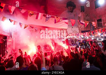 Naples, Italie. 30 octobre 2024. Aujourd'hui, pour les Napolitains, c'est l'anniversaire de Diego Armando Maradona à Naples. Les fans rendent hommage à Diego Armando Maradona en allumant des bombes fumigènes et en chantant des chants sous la murale dans les quartiers espagnols, si diego était encore en vie aujourd'hui, il aurait célébré son 64e anniversaire. Crédit : Live Media Publishing Group/Alamy Live News Banque D'Images